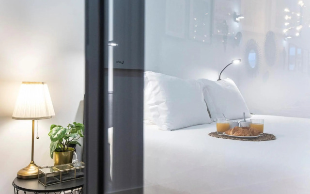 Elegant & Bright Flat by LovelyStay