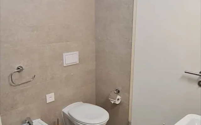 "central Brand New Apartment With Private Parking"