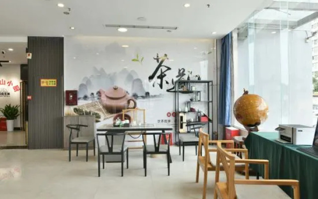 Super 8 Preferred Hotel (East High-speed Railway Station Economic Development First Street)