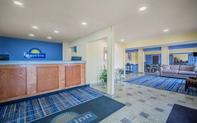 Days Inn & Suites by Wyndham Waterloo