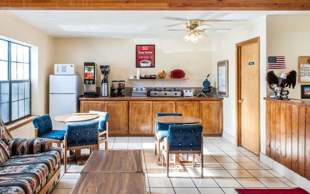 Econo Lodge Eagle Nest