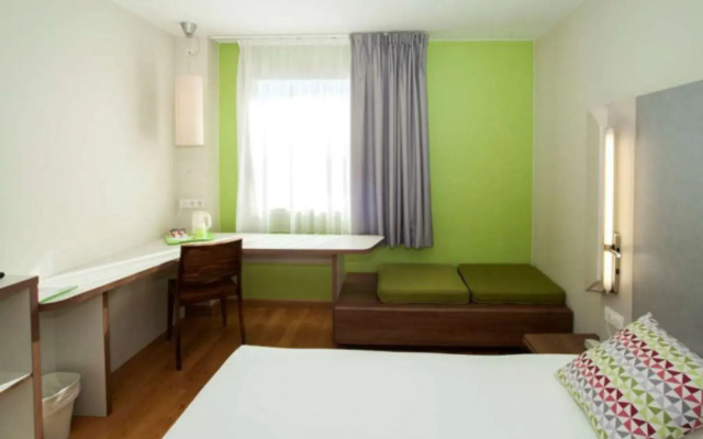 Отель Travelodge BCN Cornella Fira