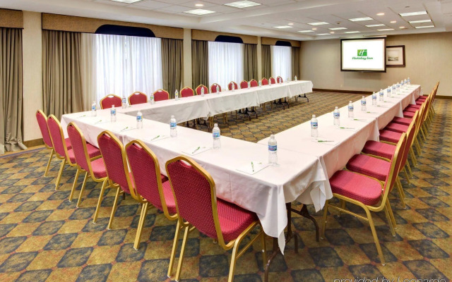 Holiday Inn Hotel & Suites Warren by IHG