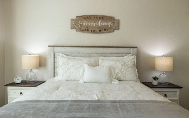 Scottsdale Friess 4 Bedroom Home by RedAwning