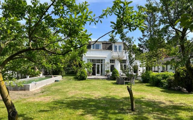 Tiny house in tuin van de statige villa Mariahof