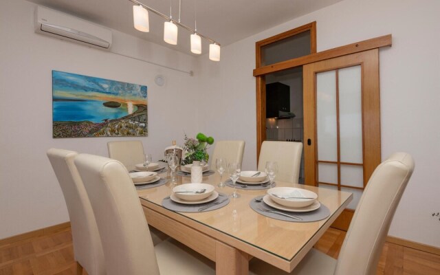 Amazing Home in Makarska With Wifi and 3 Bedrooms