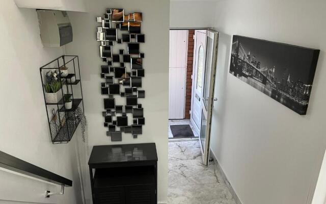 Penthouse Style 2 Bedroom House With Hot-tub