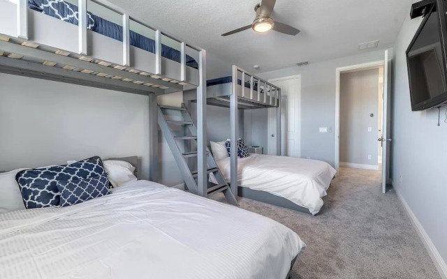 Home Near Disney Area-sleeps 14 Guest