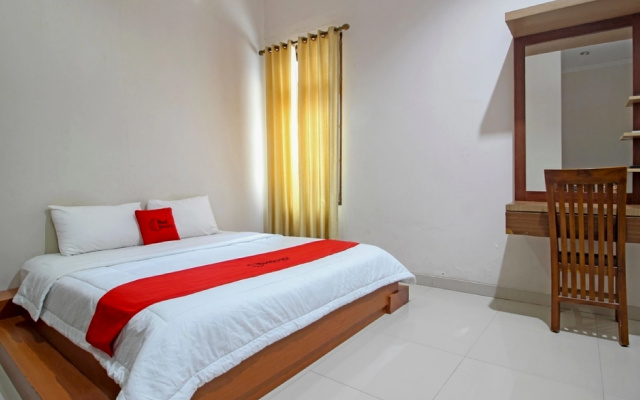 RedDoorz near Hartono Mall 3