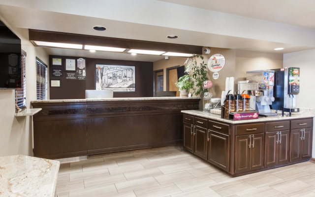 Gateway Inn & Suites