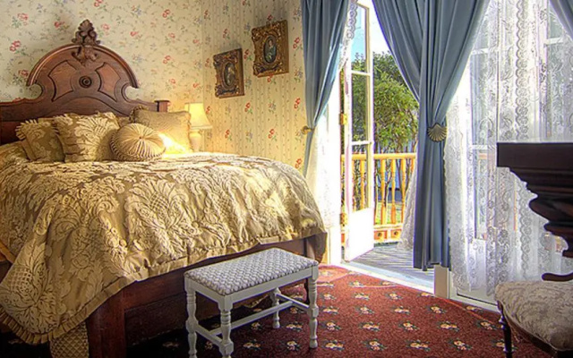 Gingerbread Mansion Inn
