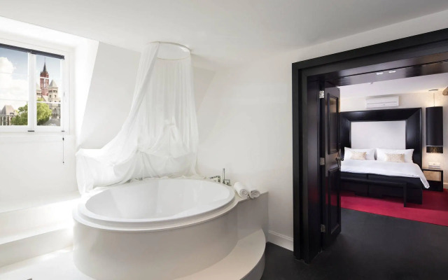 Le Theatre Hotel