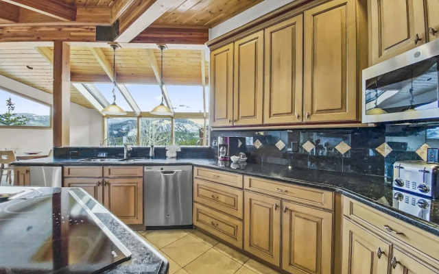 Mountain View Ski Lodge 5 Bedroom Townhouse