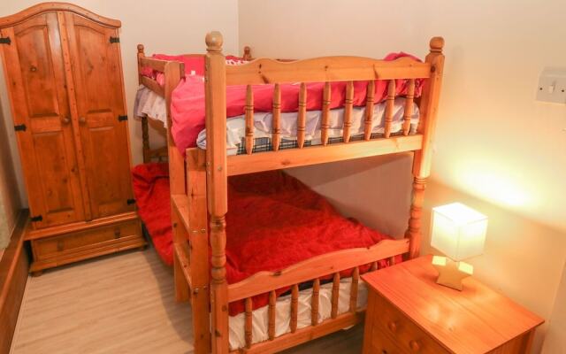 38 Plas Darien. Peredur Suite