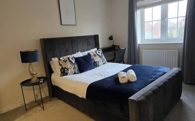 House - Sleeps 6 & Parking