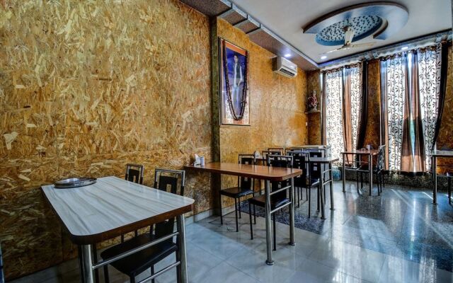 OYO 17250 Hotel Ganesham