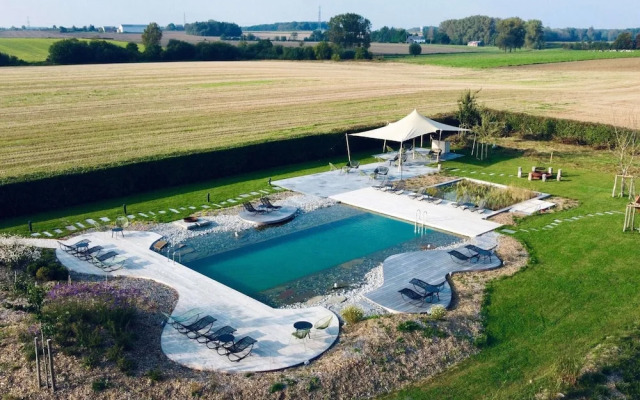 Splendid Castle in Perwez-haillot With Sun-loungers
