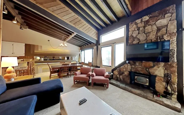Cozy 4-Bedroom Home with Pool and Mountain View!