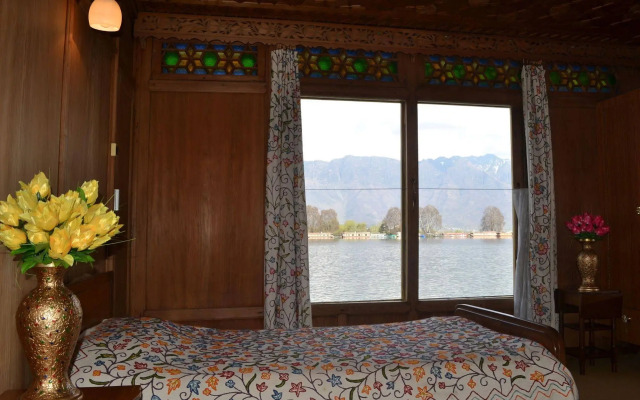 Peacock Houseboats