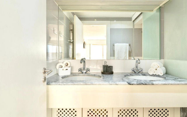 Swimming pool apartment with private parking