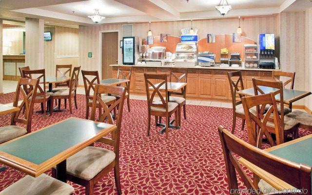 Comfort Inn & Suites NW Milwaukee