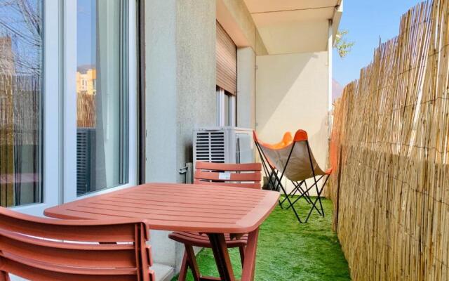 An air-conditioned "haven of peace" in the city center #CV