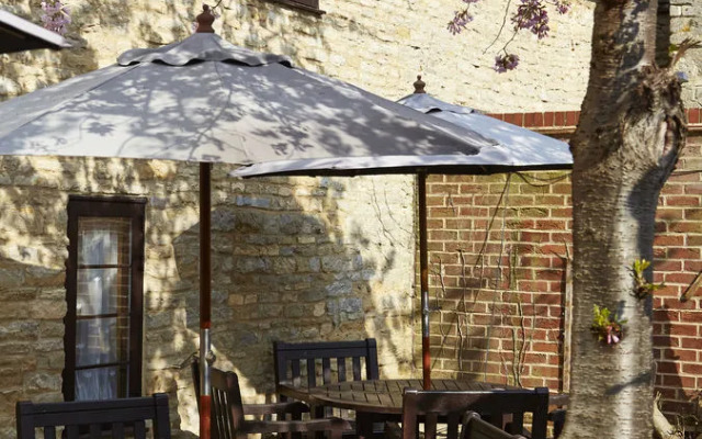 Queens Head Htl Milton Ernest