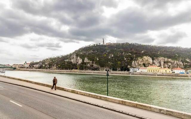 Pelicanstay at Riverside Danube