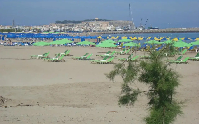 Leonidas Hotel & Apartments