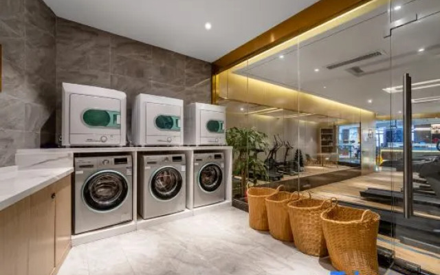 Waiting Hotel (Shanghai Bund Nampho Bridge Subway Station)