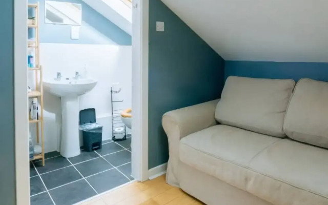 Stylish 3 Bedroom Apartment Near Hollyrood Park