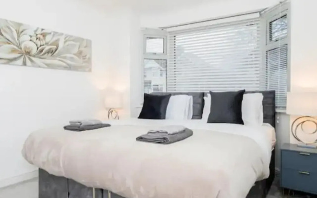 Private Gated Modern Home in Southampton - Estwood