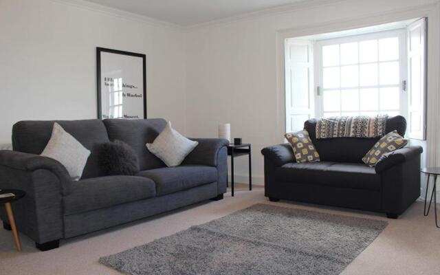 Clan Ross - 3 bed, spacious Georgian home