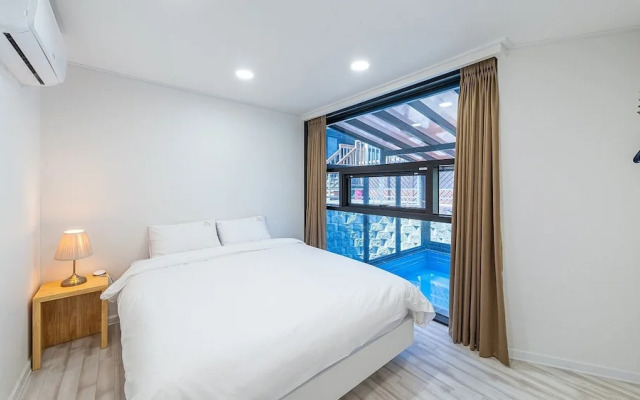 Present Poolvilla