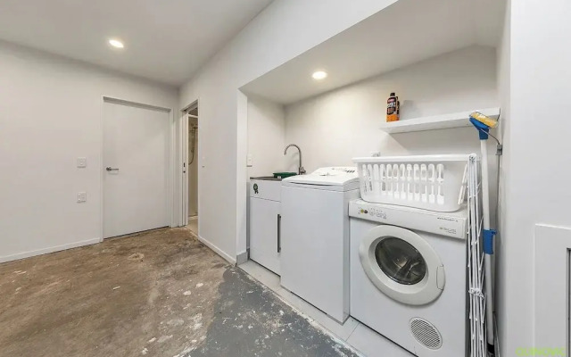 Parnell Gem w/ Balcony & Parking Near Arena