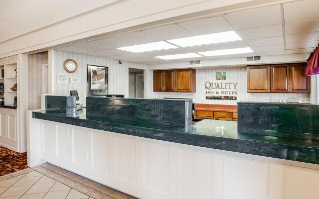 Quality Inn & Suites Des Moines - Merle Hay Road