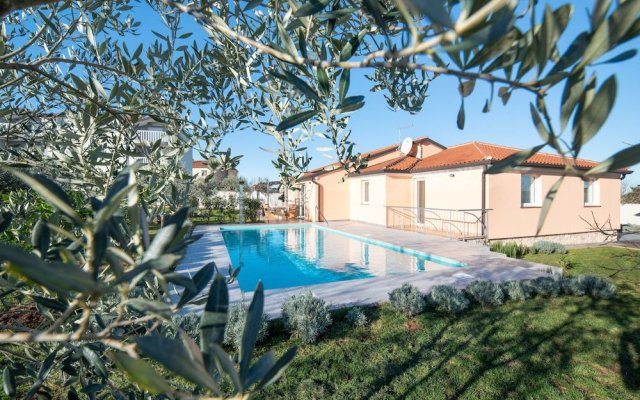 Olive & Lavender villa with pool