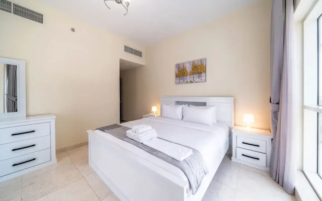 Stunning Business Bay Apartment With Balcony
