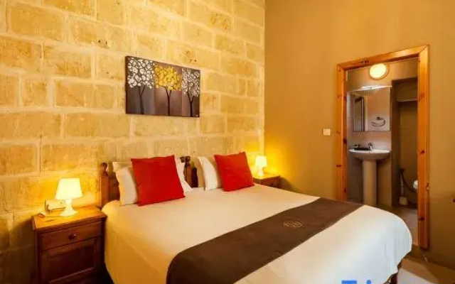 Naduri - 3 bedrooms (sleeps 7 + 2 kids) Nadur village