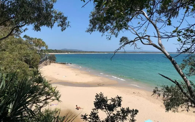 2 Bedroom Renovated Townhouse, Walk to Noosa River