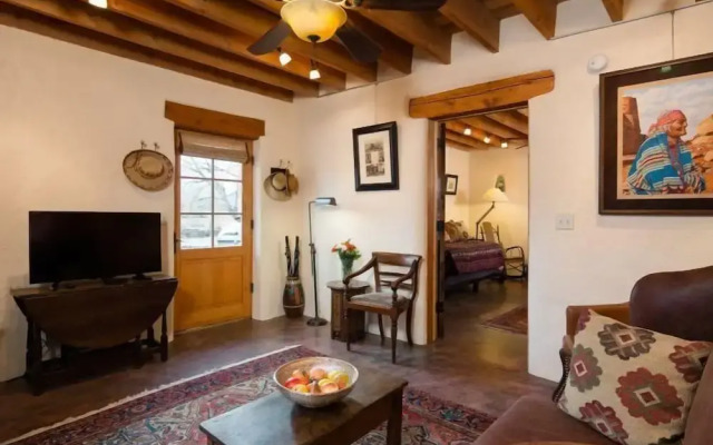 Desert Breeze - Delightful Railyard Adobe, Walk to The Plaza