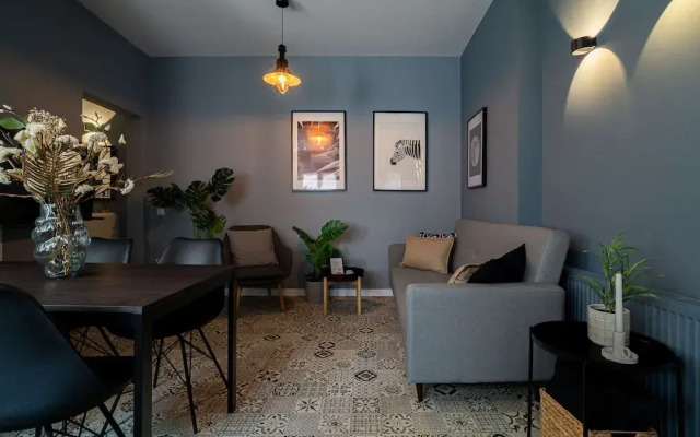 Chic Black White 2BR Retreat on Dambovitei