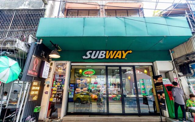 Thonglor Travellers Hostel & Cafe