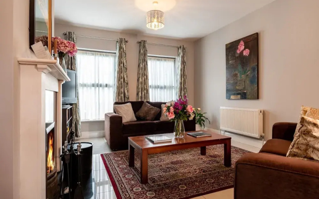 3 Bedroom pet Friendly Home With Access to Pool
