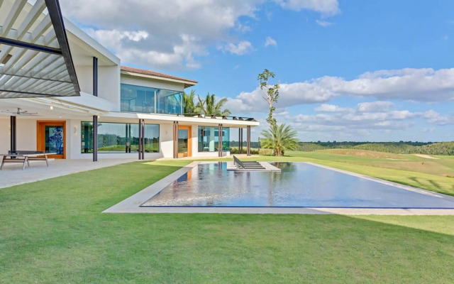 Modern 7BR Villa w Stunning Views of Golf Course