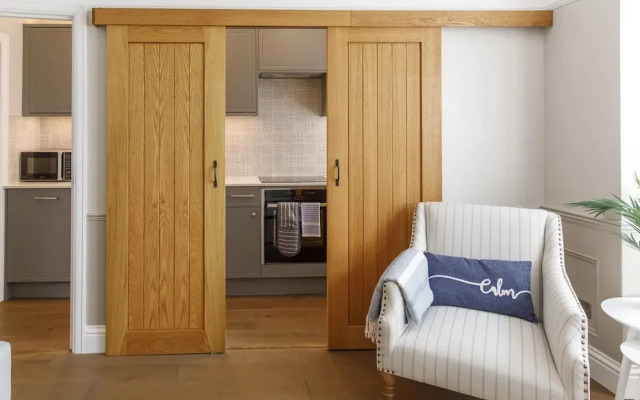 The Grove Apartment With Free on Street Parking