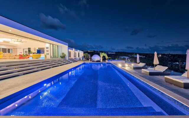 Swanky Caribbean Estate, Ocean Views, Heated Pool, AC, Free Wifi, Ping Pong, Pool Table