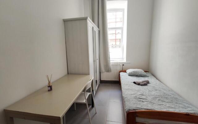 Room with privat shower in 3 rooms apartment