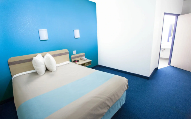 Motel 6 Red Deer, AB