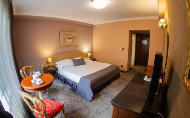 Meg Lozenetz Hotel